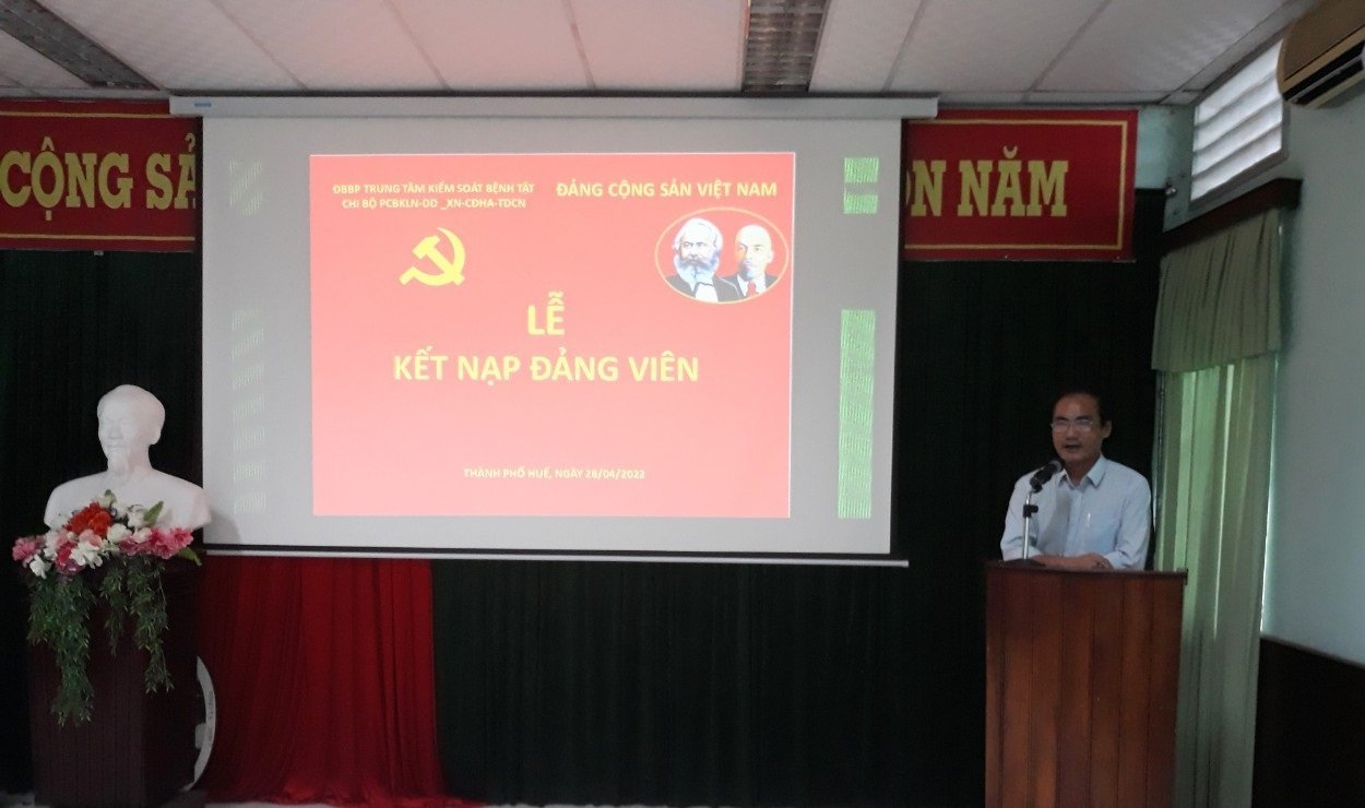 Đại diện ĐBBP, Đồng chí Hoàng Văn Thám - Đảng ủy viên ĐBBP, Phó giám đốc TTKSBT phát biểu giao nhiệm vụ cho đảng viên mới